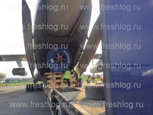 Погрузка в самолет ИЛ-76 катушки с тросом Bridon Bekaert, массой 21 тонна