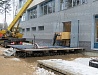 Разгрузка оборудования краном и погрузчиком, такелажные работы