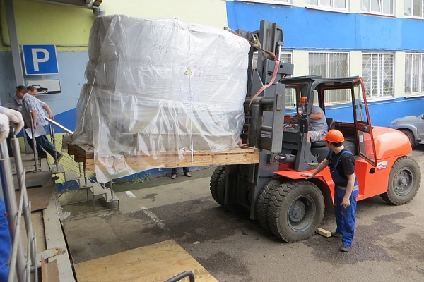 Разгрузка станков и оборудования погрузчиком