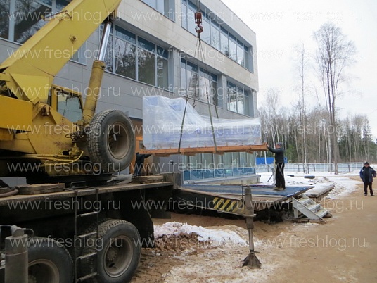 Разгрузка оборудования краном и погрузчиком, такелажные работы