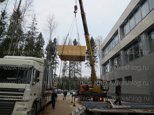 Разгрузка оборудования краном и погрузчиком, такелажные работы