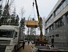 Разгрузка оборудования краном и погрузчиком, такелажные работы