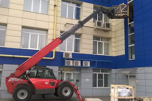 Разгрузка станков и оборудования погрузчиком