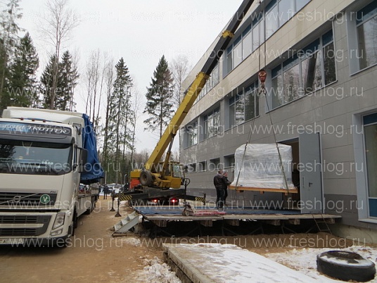 Разгрузка оборудования краном и погрузчиком, такелажные работы