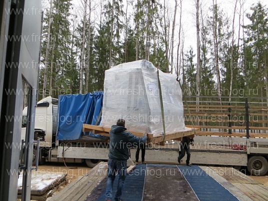 Разгрузка оборудования краном и погрузчиком, такелажные работы