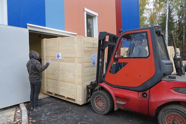 Разгрузка станков и оборудования погрузчиком