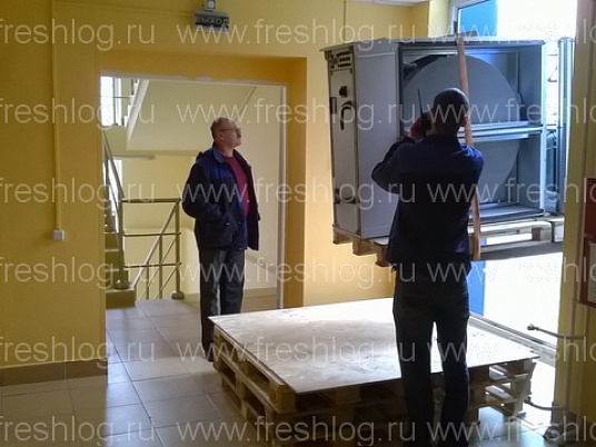 Разгрузка оборудования в оконный проем на 3-ем этаже здания, в условиях ограниченного пространства