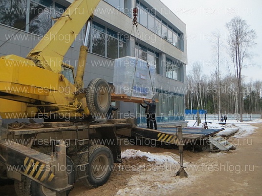 Разгрузка оборудования краном и погрузчиком, такелажные работы