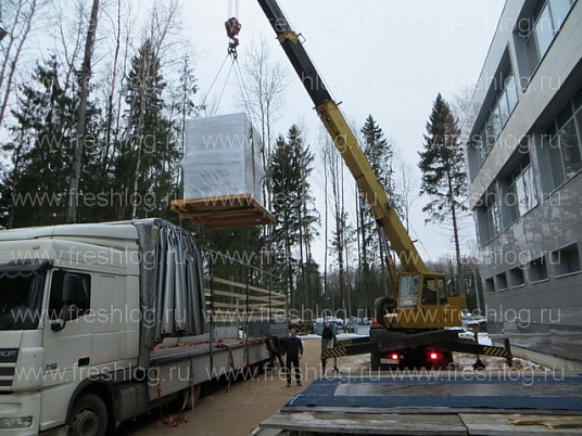 Разгрузка оборудования краном и погрузчиком, такелажные работы