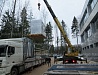 Разгрузка оборудования краном и погрузчиком, такелажные работы