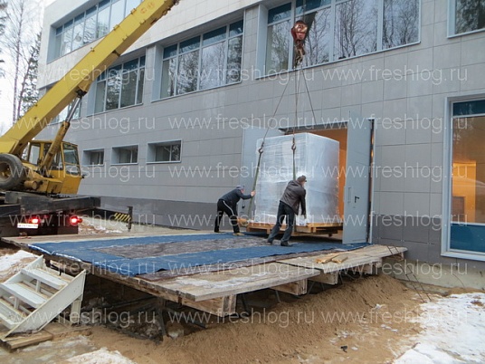 Разгрузка оборудования краном и погрузчиком, такелажные работы