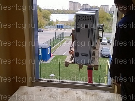 Разгрузка оборудования в оконный проем на 3-ем этаже здания, в условиях ограниченного пространства